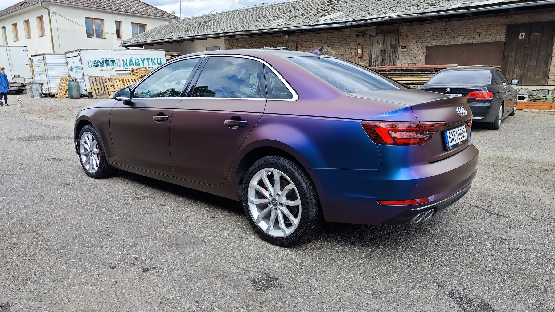 Fialovomodrá Audi A4 zezadu a z opačné strany