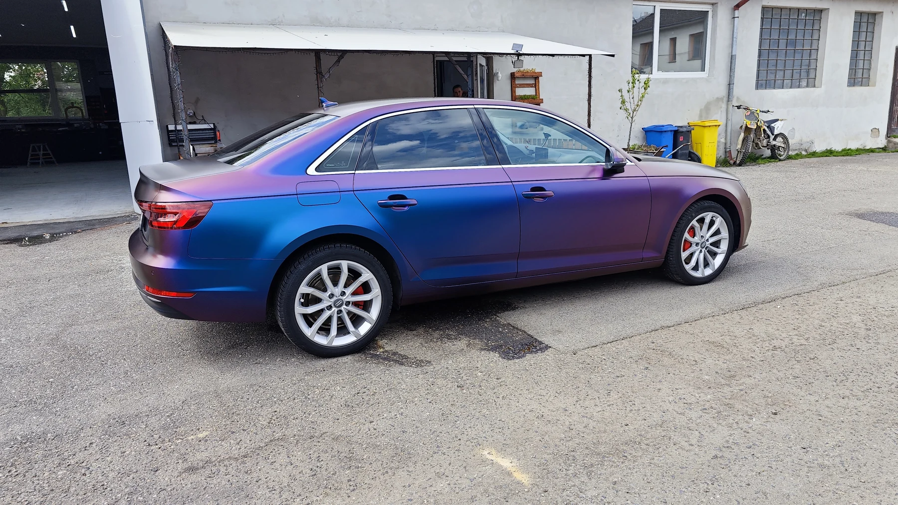 Pravý bok Audi A4 s modrými a fialovými odlesky celopolepu