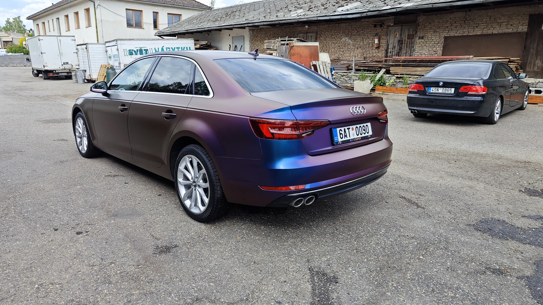 Audi A4 v proměnlivém fialovomodrém polepu, pohled zezadu a z levého boku