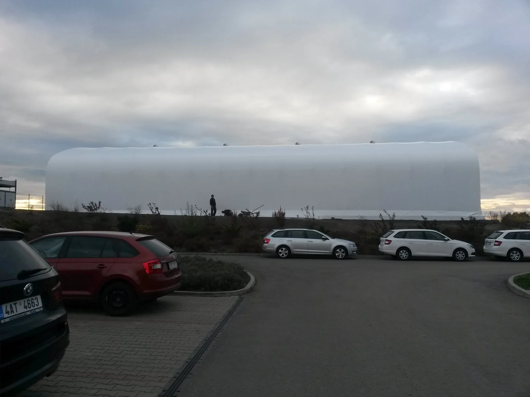 Bílá hala před doplněním velkého červeného označení
