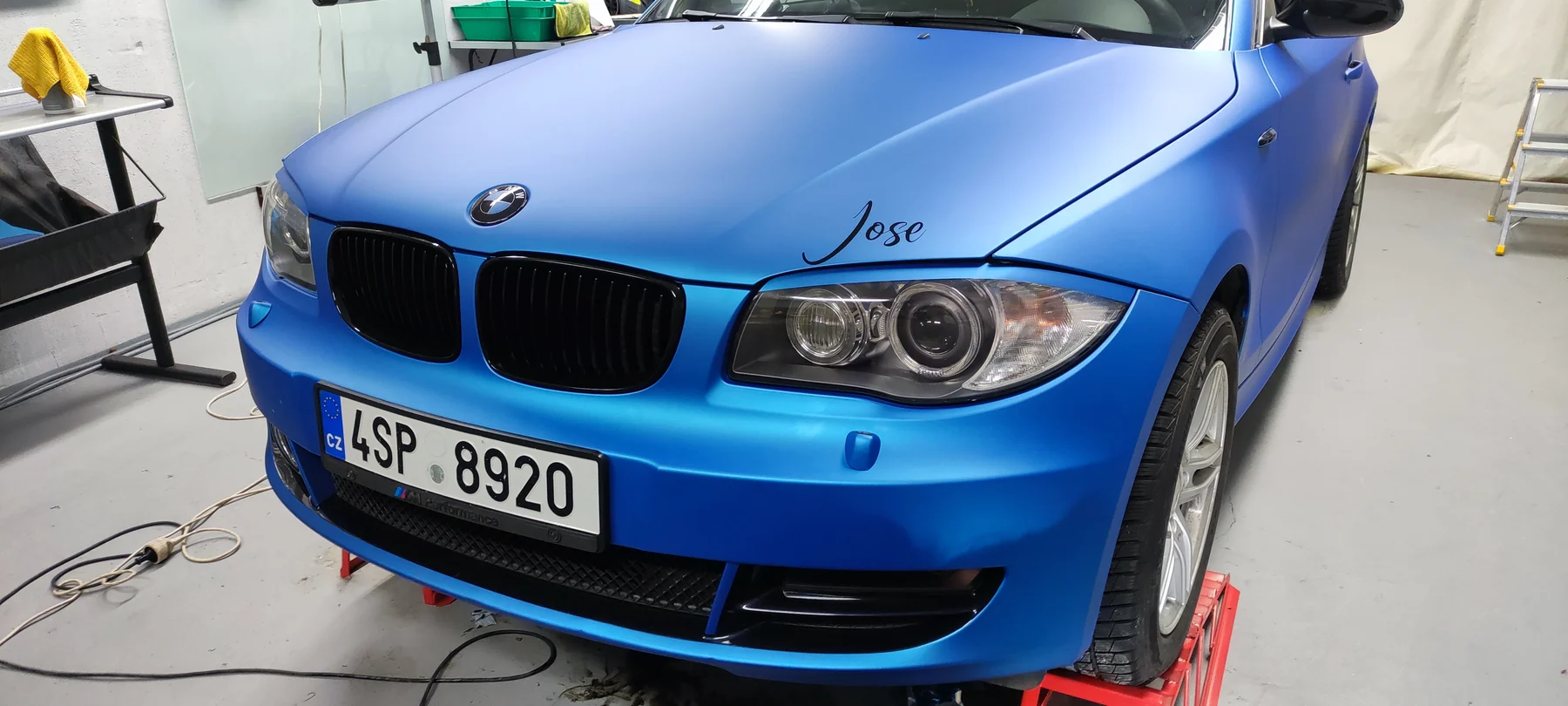 Modrý kabriolet BMW s dokončeným celopolepem zepředu