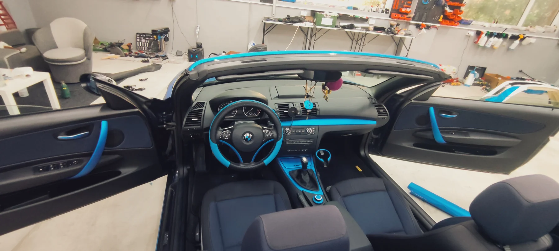 Interiér kabrioletu BMW s modrými detaily dveří a palubní desky
