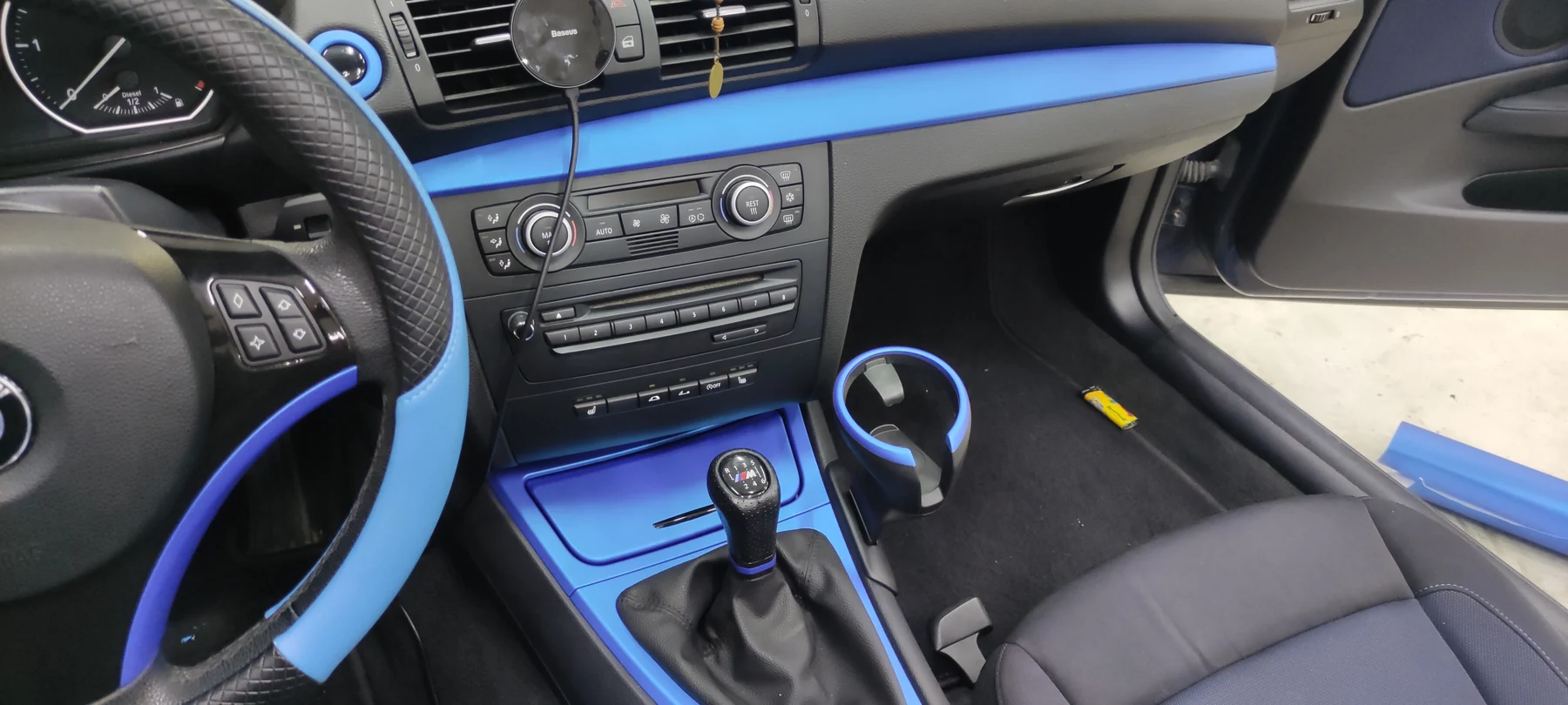 Modré prvky středového tunelu a palubní desky BMW kabriolet