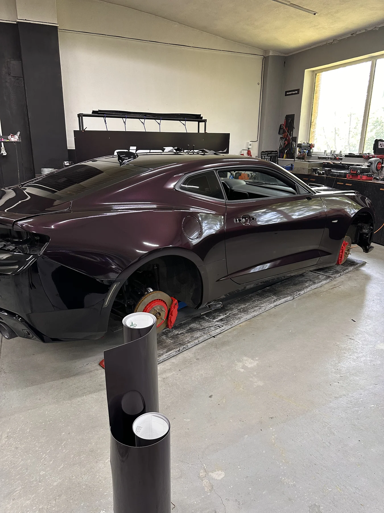 Chevrolet Camaro během polepu při pohledu zezadu a z boku