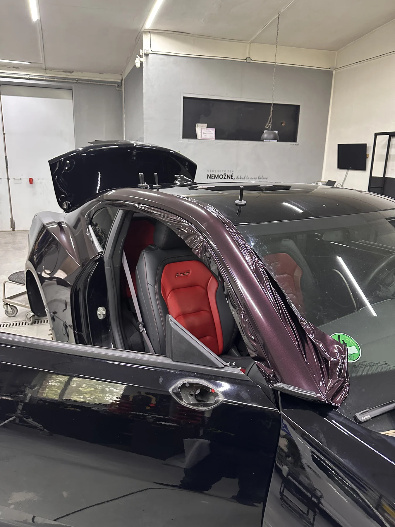 Fialová fólie během aplikace kolem předního sloupku Chevroletu Camaro