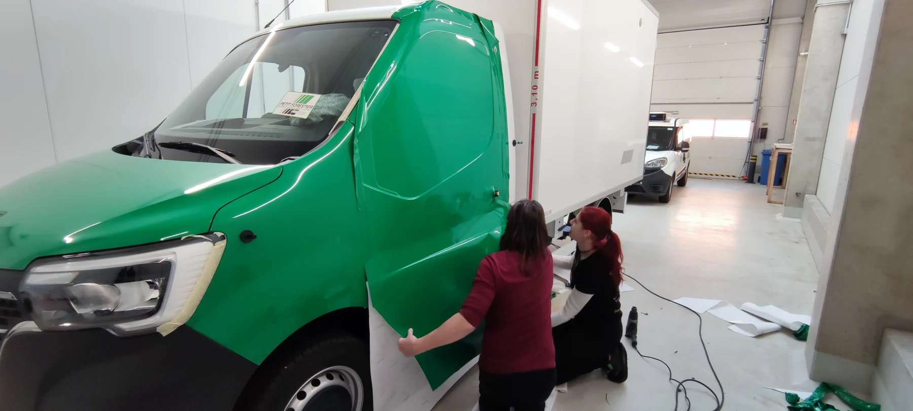 Aplikace zelené fólie na kabinu rozvozového Renaultu