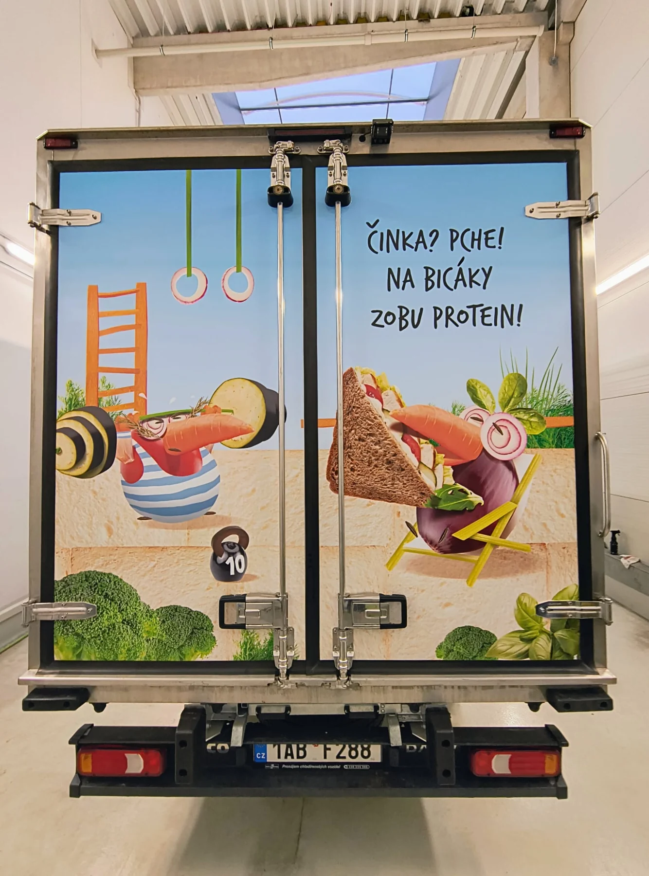 Zadní dveře rozvozového vozu Crocodille s produktovou reklamou