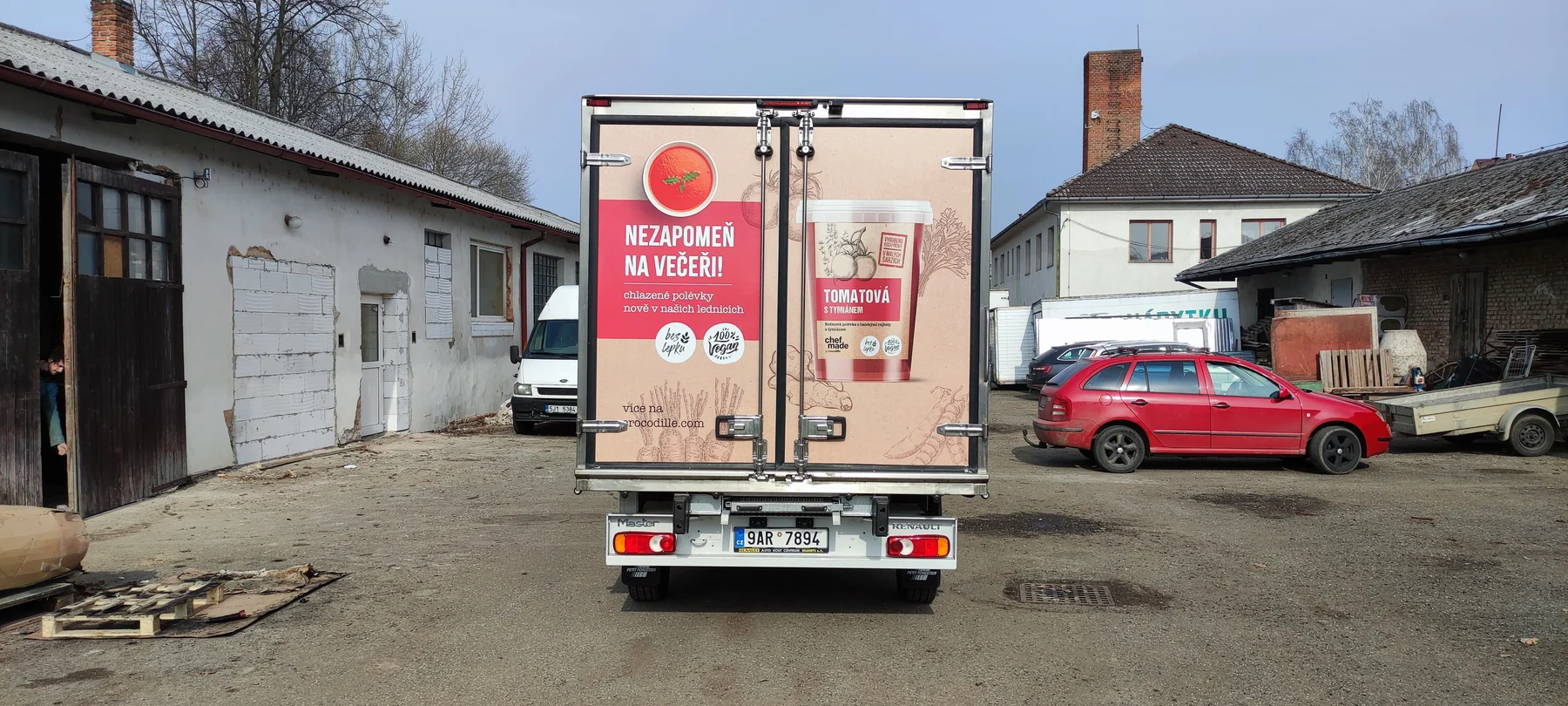 Zadní dveře rozvozového Renaultu Crocodille s produktovou reklamou