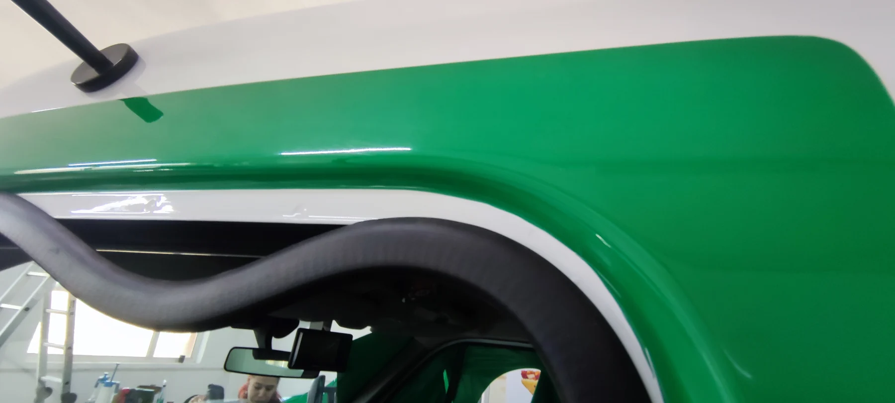 Detail zeleného polepu kolem horní části dveřního otvoru Renaultu
