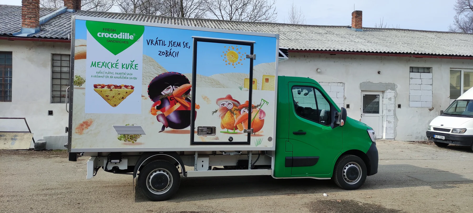 Celý bok rozvozového Renaultu Crocodille s produktovou grafikou