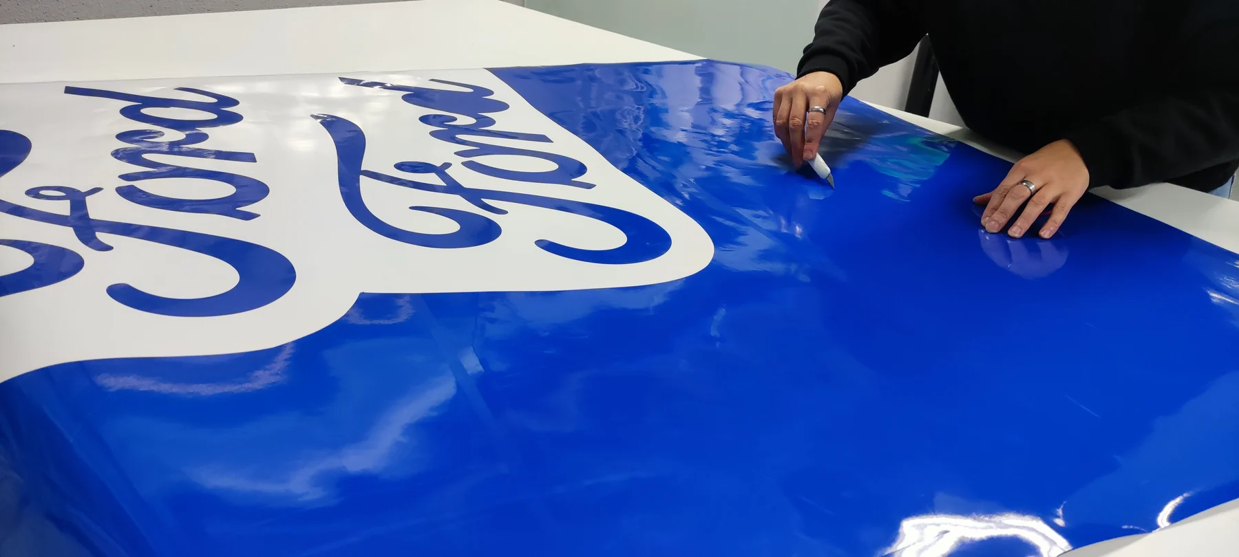 Příprava modrých nápisů Ford pro polep červené dodávky