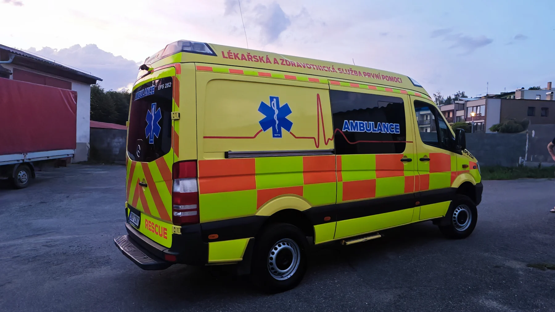 Sanitní Mercedes Sprinter EPS zezadu a z boku s červenou srdeční linkou