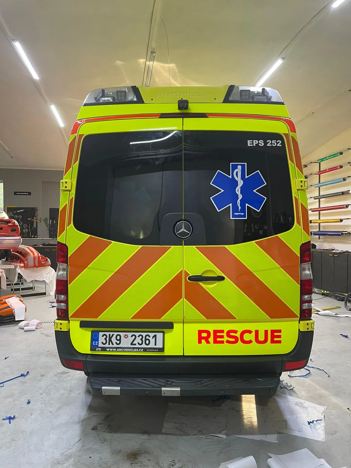 Zadní část žluté sanitky EPS s výrazným značením