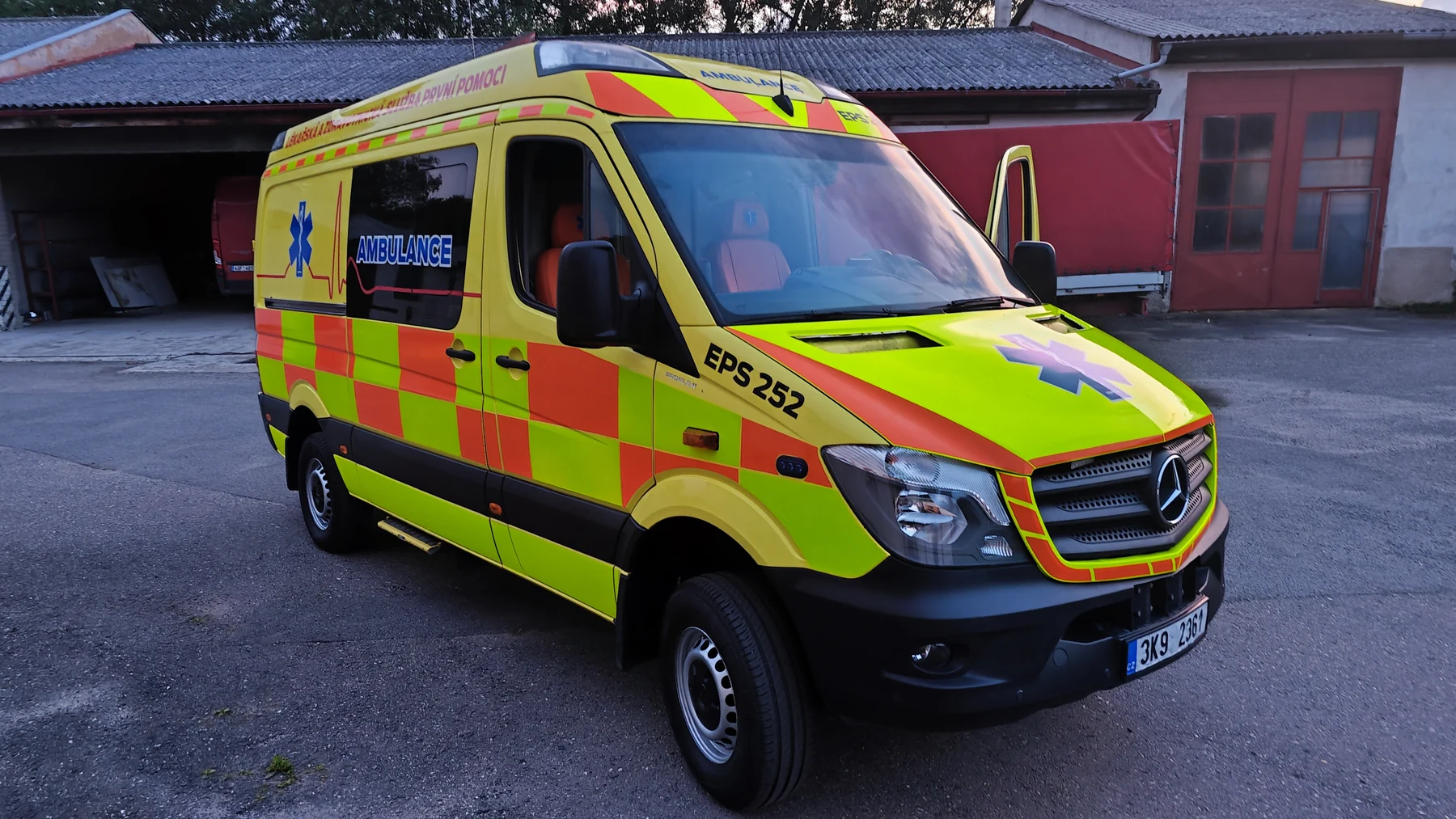 Žlutý Mercedes Sprinter EPS s oranžovými bloky a zdravotnickým označením zepředu