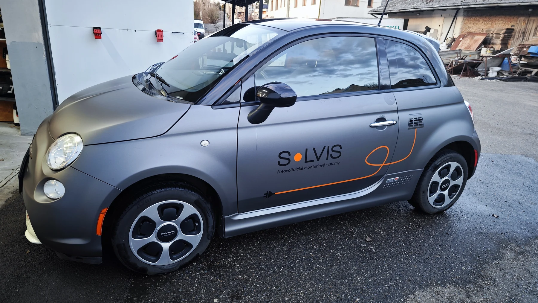 Boční pohled na Fiat 500 SOLVIS s motivem oranžového kabelu
