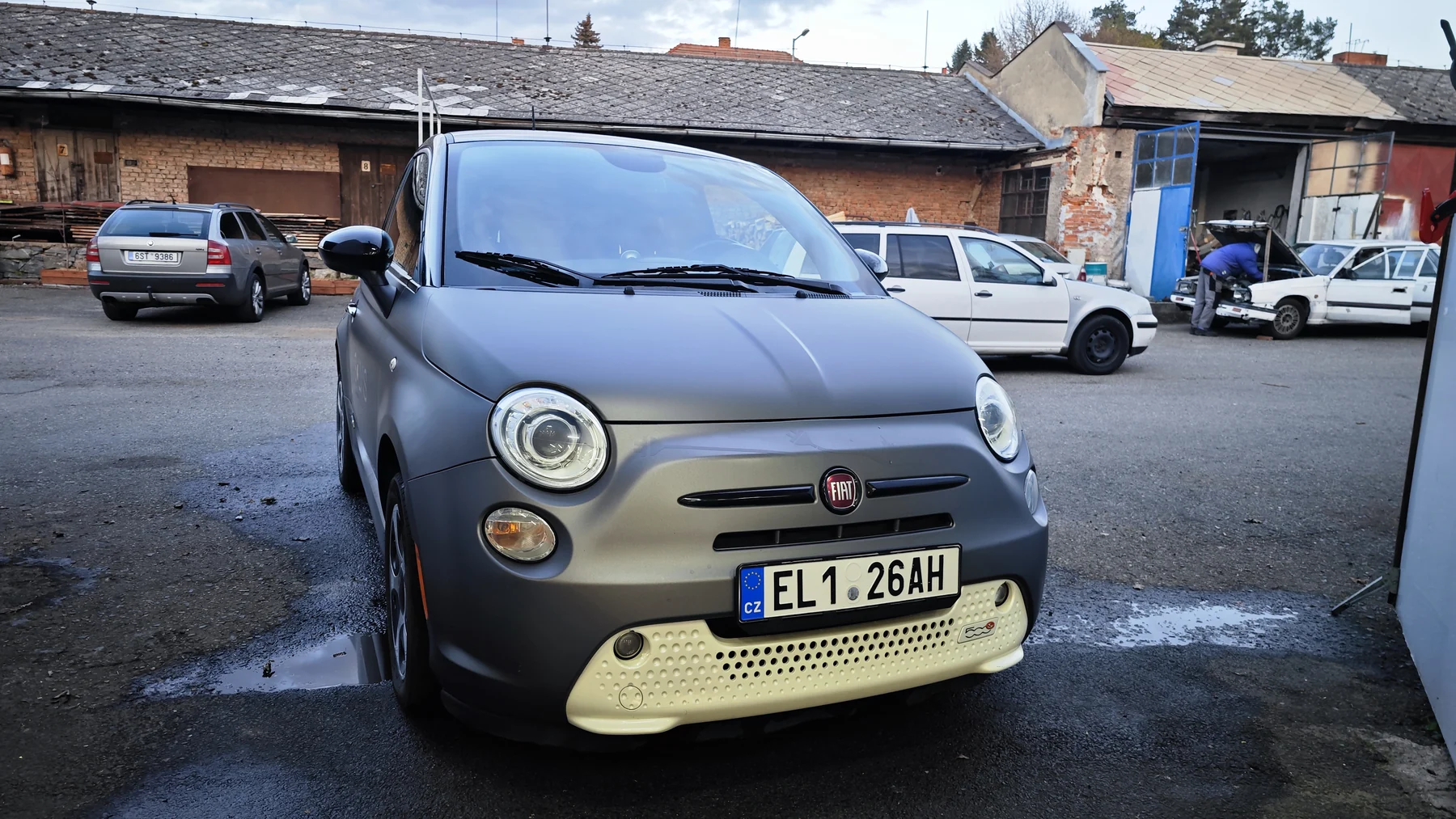 Přední pohled na šedý Fiat 500 po dokončení firemní grafiky