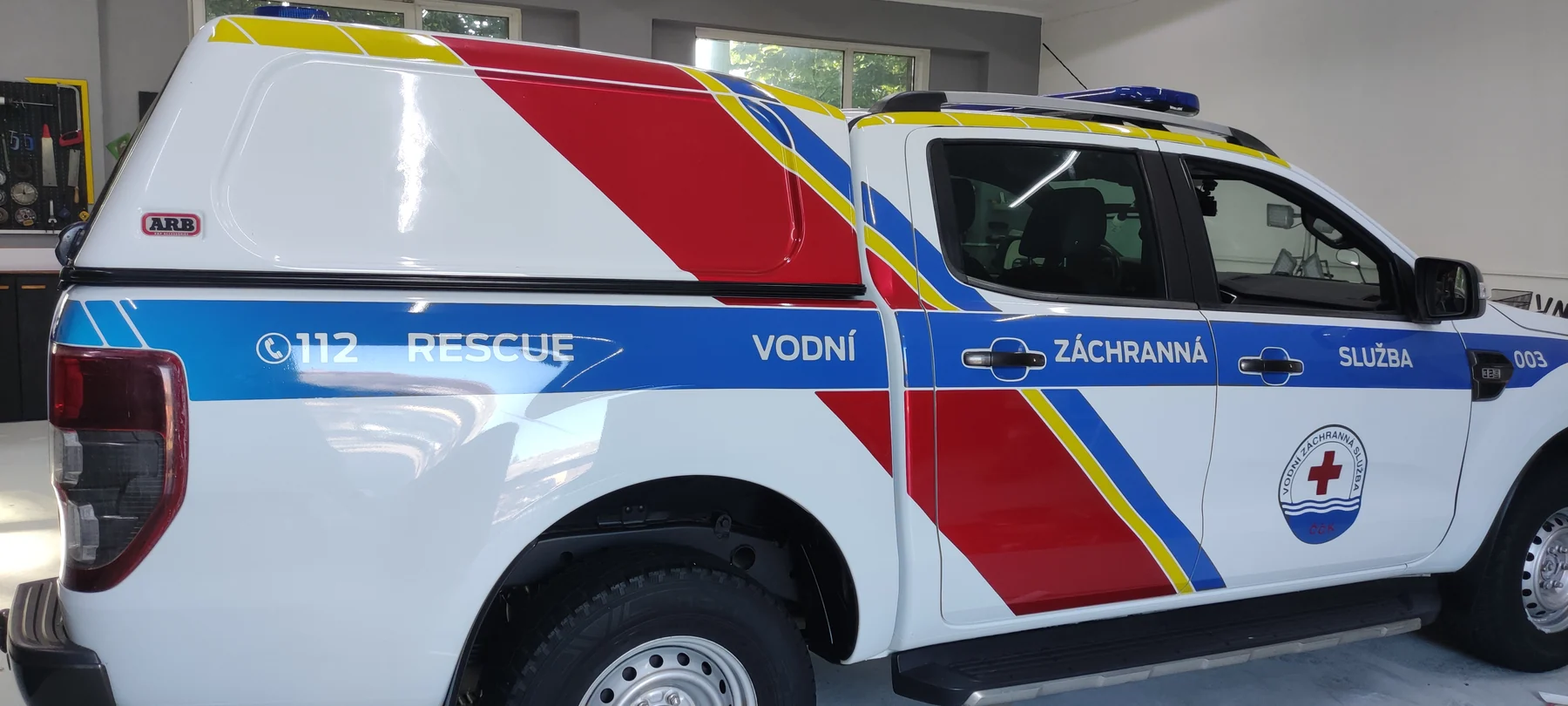 Detail polepu bočního panelu nástavby Fordu Ranger