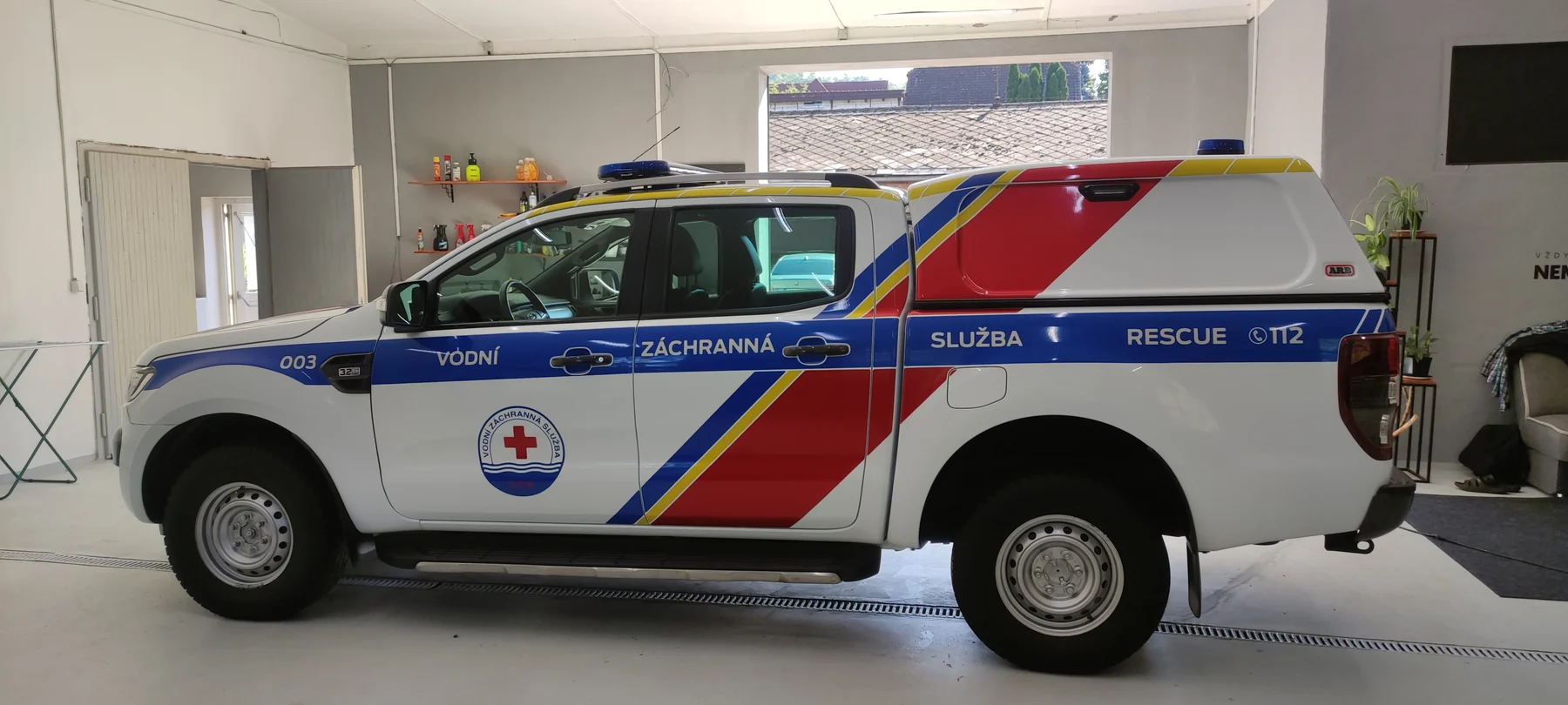Levý bok Fordu Ranger s nápisem Vodní záchranná služba