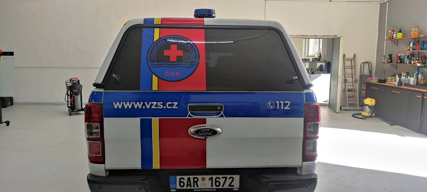 Zadní vrata záchranářského Fordu Ranger s červeným křížem