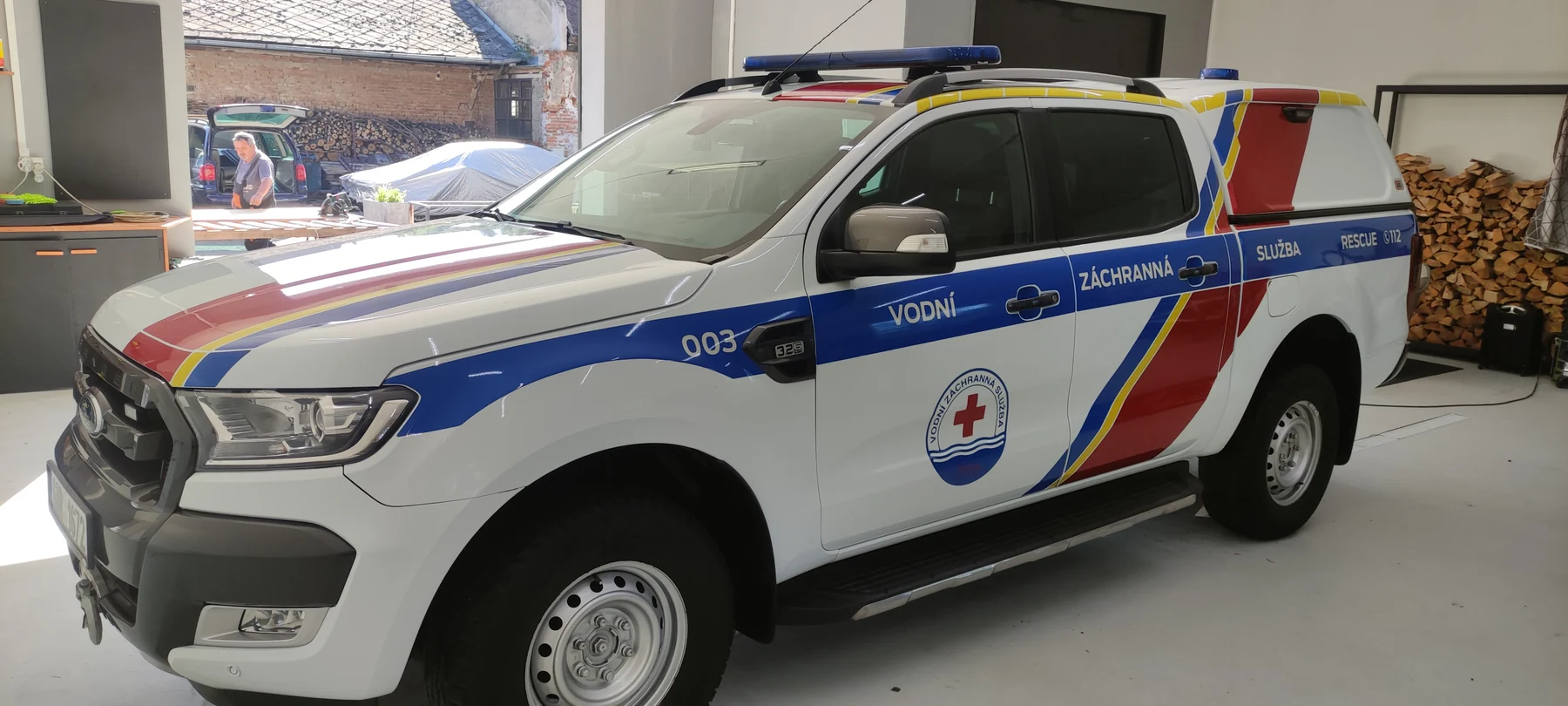 Ford Ranger s červenožlutou grafikou kapoty z opačné strany