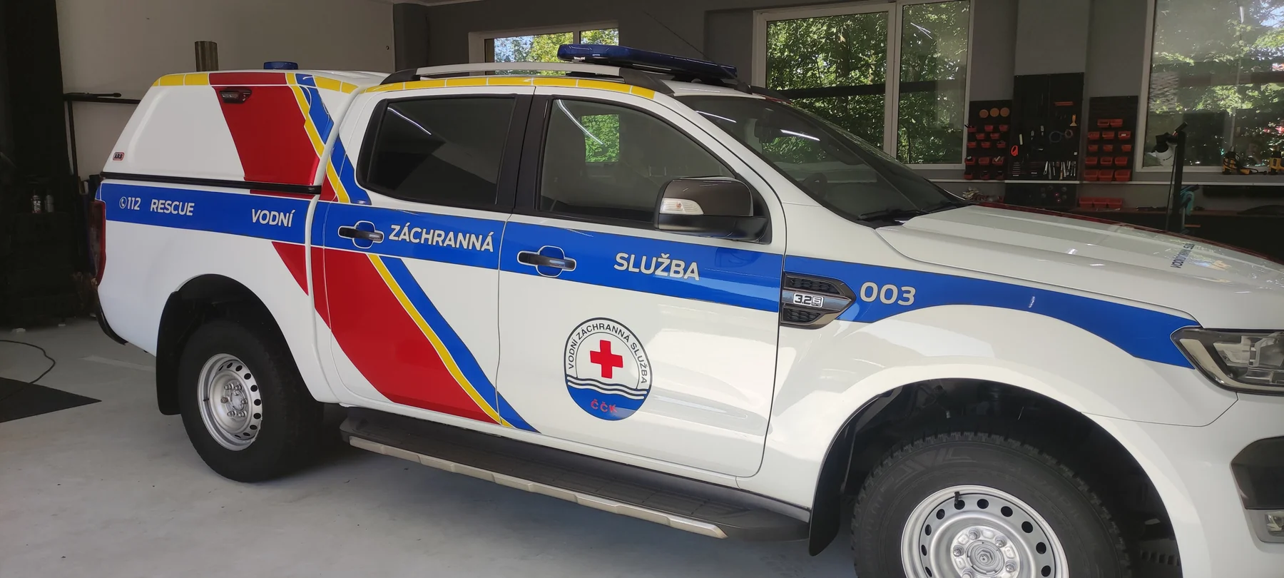 Ford Ranger Vodní záchranné služby s modrým pruhem zepředu a z boku