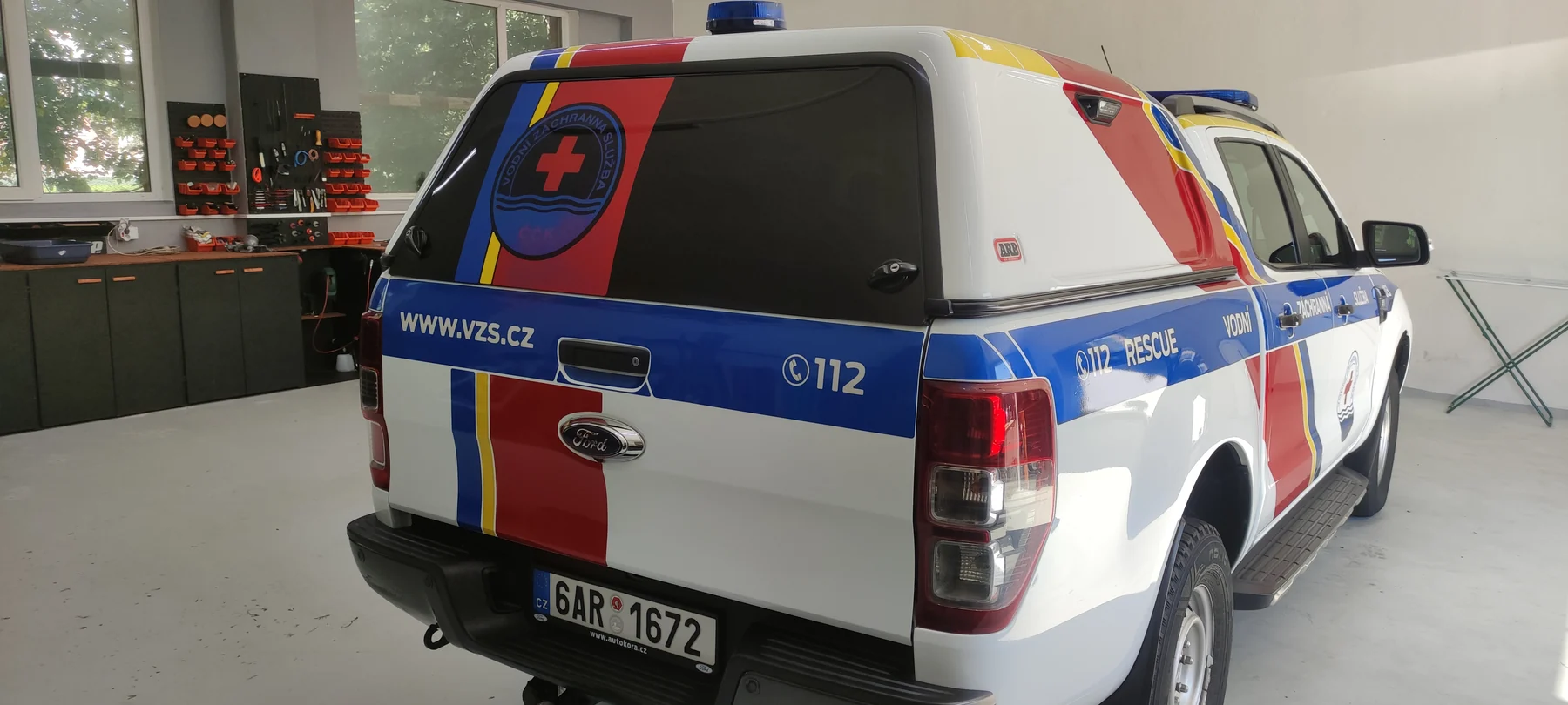 Ford Ranger Vodní záchranné služby zezadu a z boku