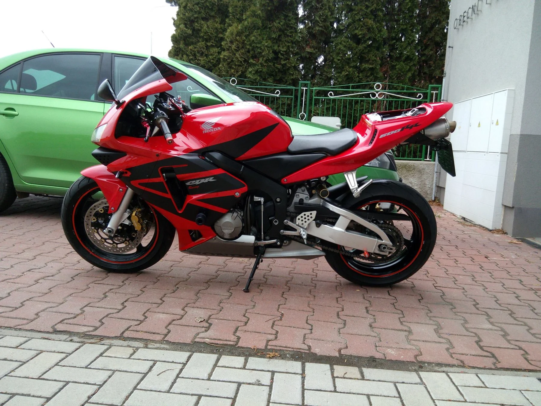 Boční pohled na červenočernou Hondu CBR 600RR