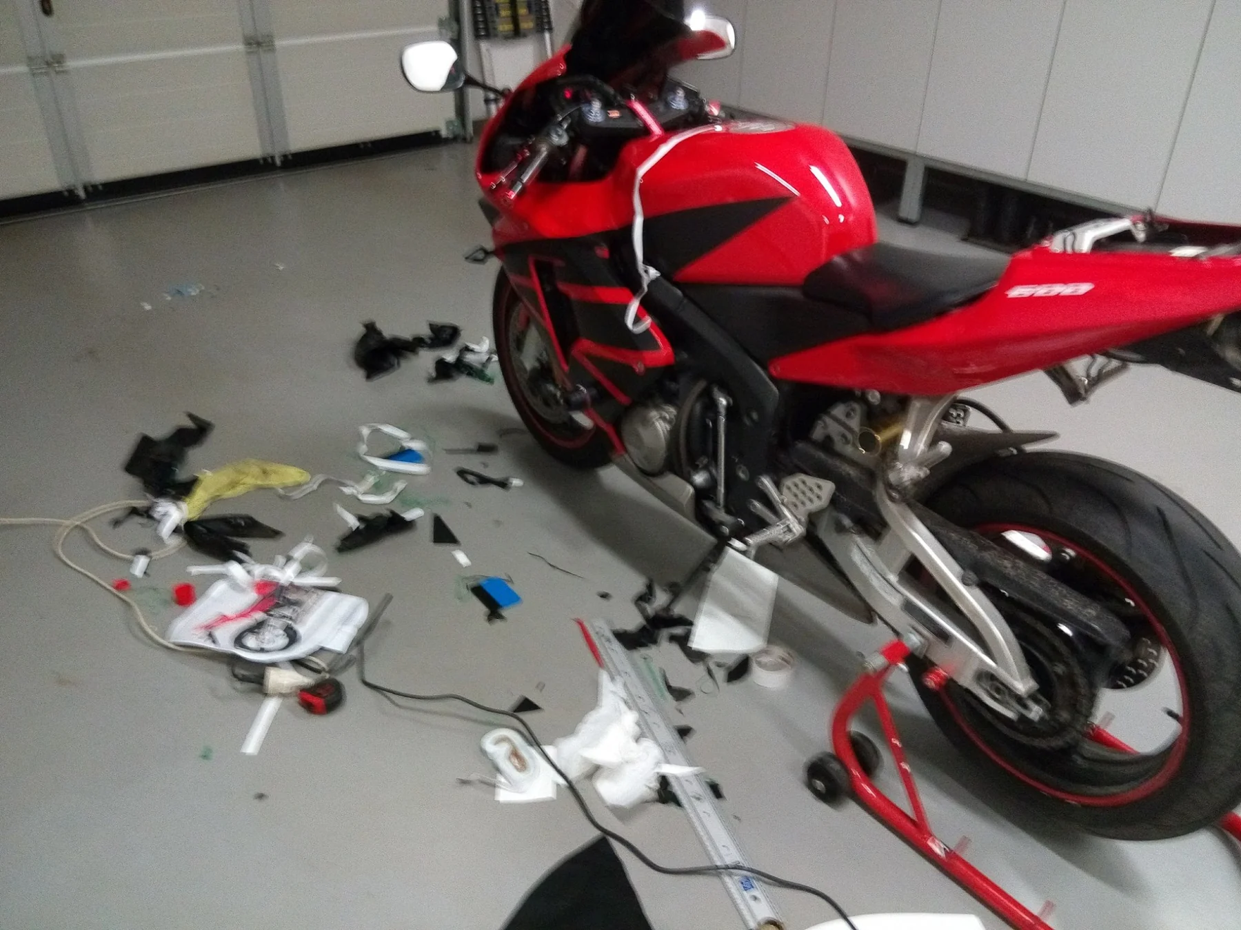 Honda CBR v dílně při práci na grafice kapotáží