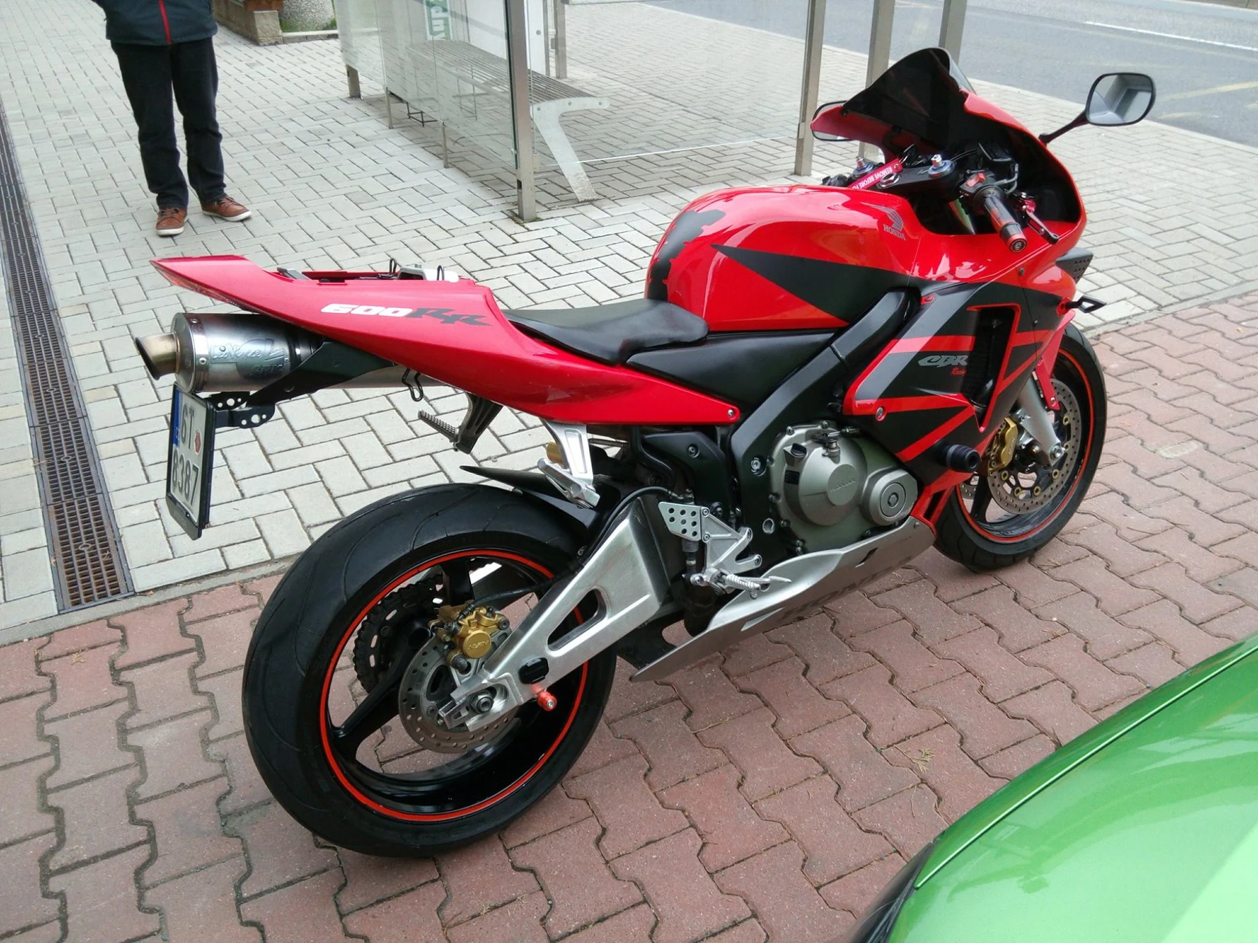 Červenočerný motocykl Honda CBR 600RR zezadu