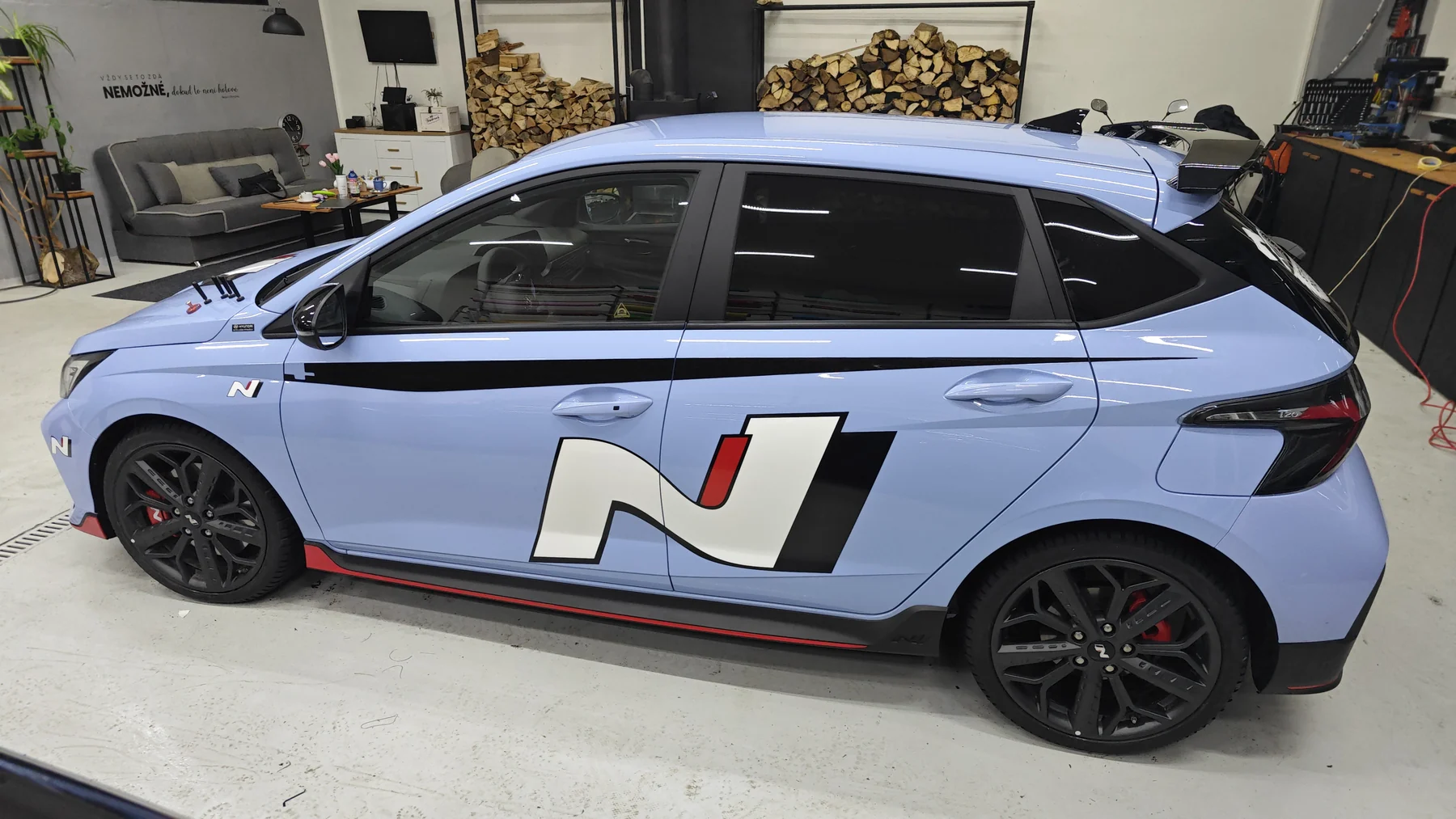 Hyundai s grafikou N v pohledu na druhý bok a zadní část