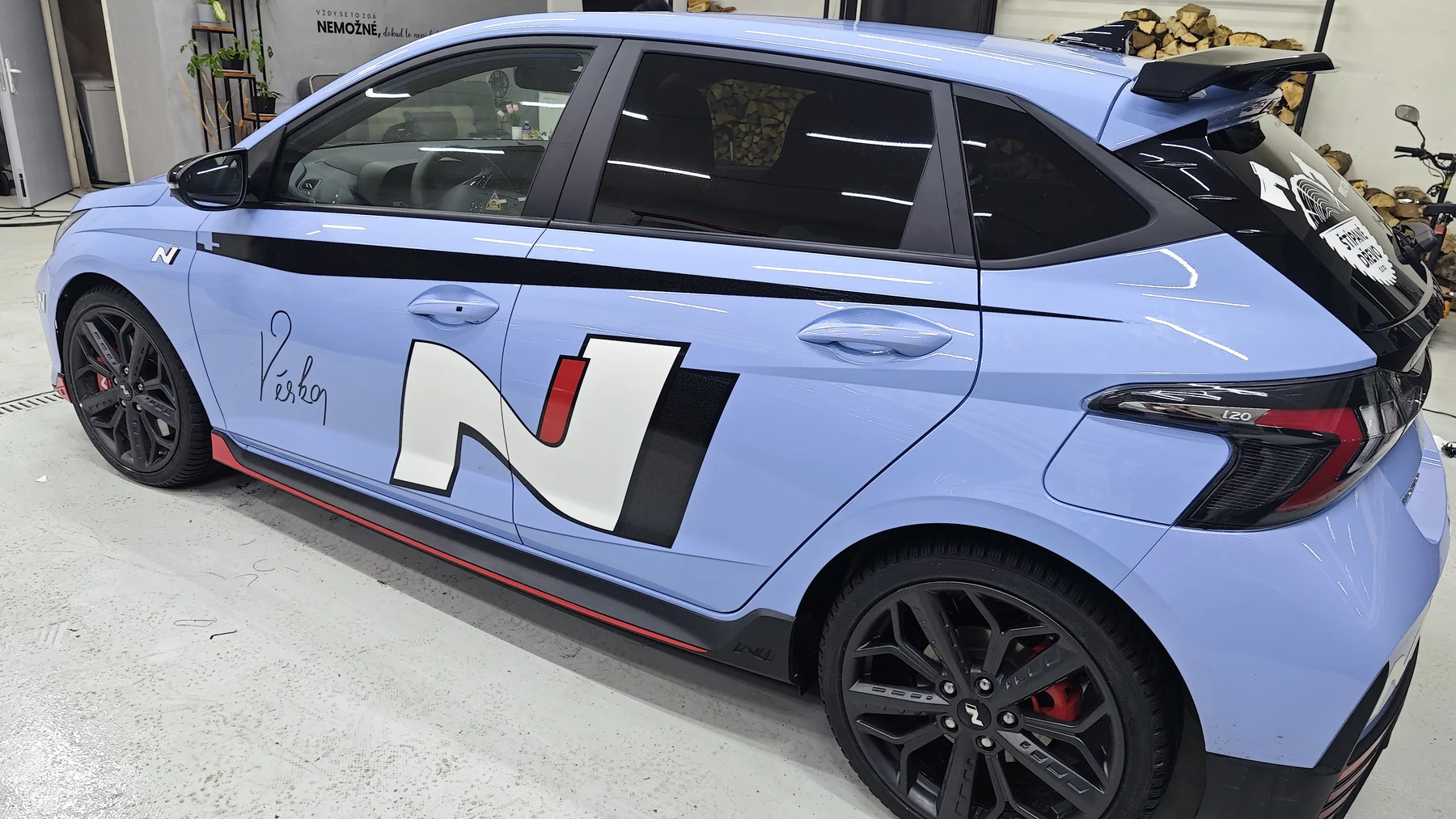Hyundai i20N s designovým polepem zezadu a z boku