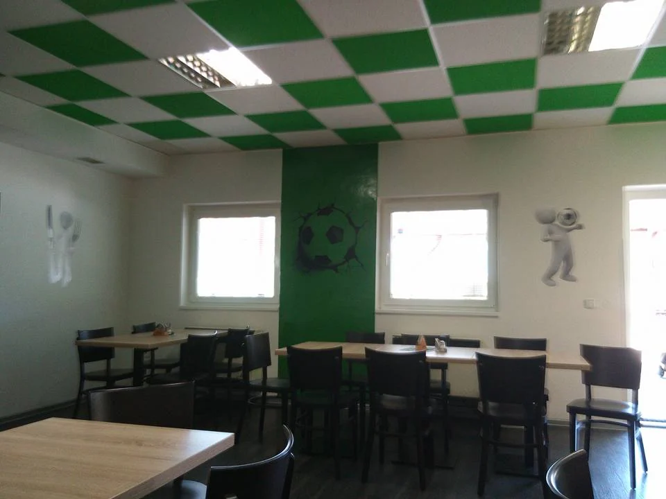 Šedé piktogramy na stěně sportovně laděného interiéru