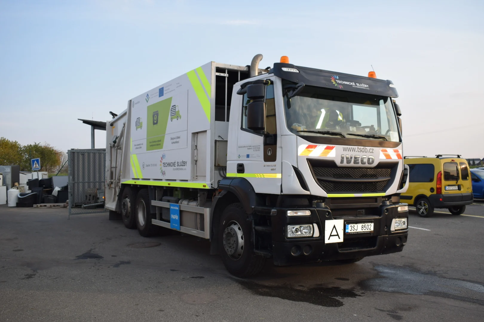 Svozový vůz Iveco technických služeb s novou zelenobílou reklamou