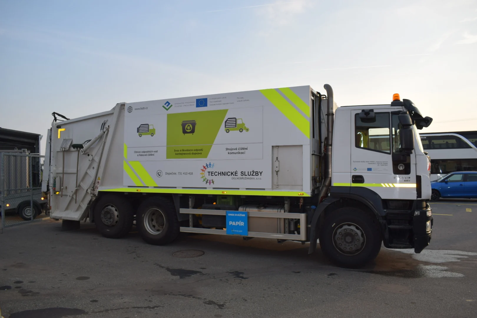 Svozové Iveco zezadu a z boku s reklamním polepem nástavby
