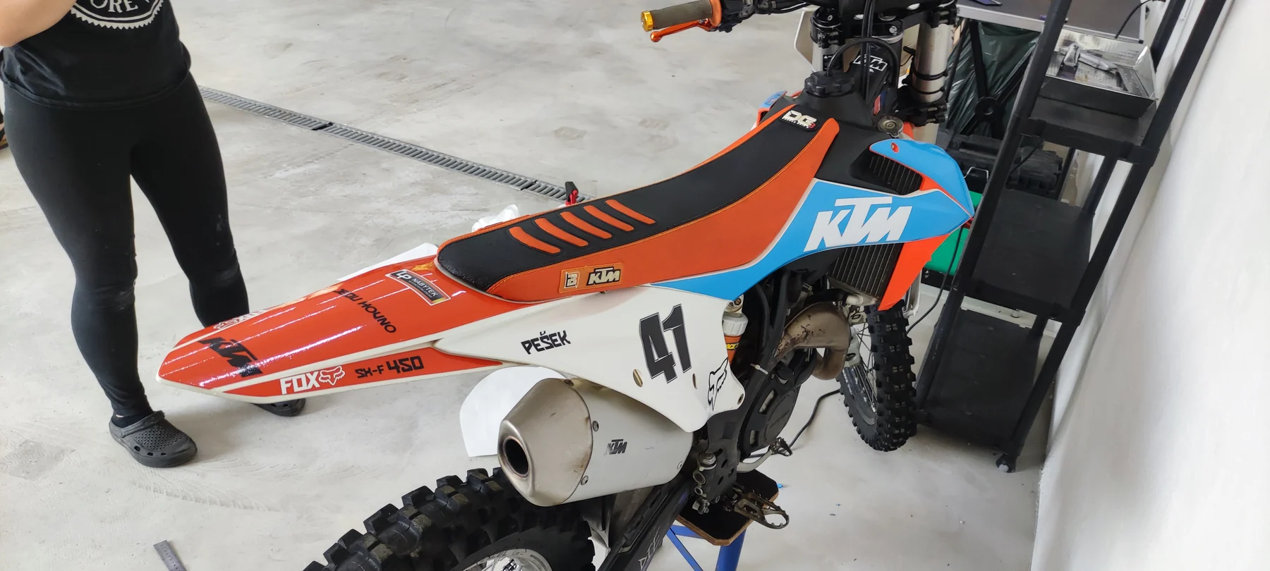 Zadní část a pravý bok KTM s modrooranžovou grafikou