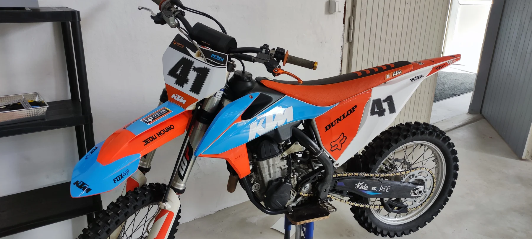KTM s číslem 41 zepředu a z boku s navazující grafikou blatníku a kapotáže