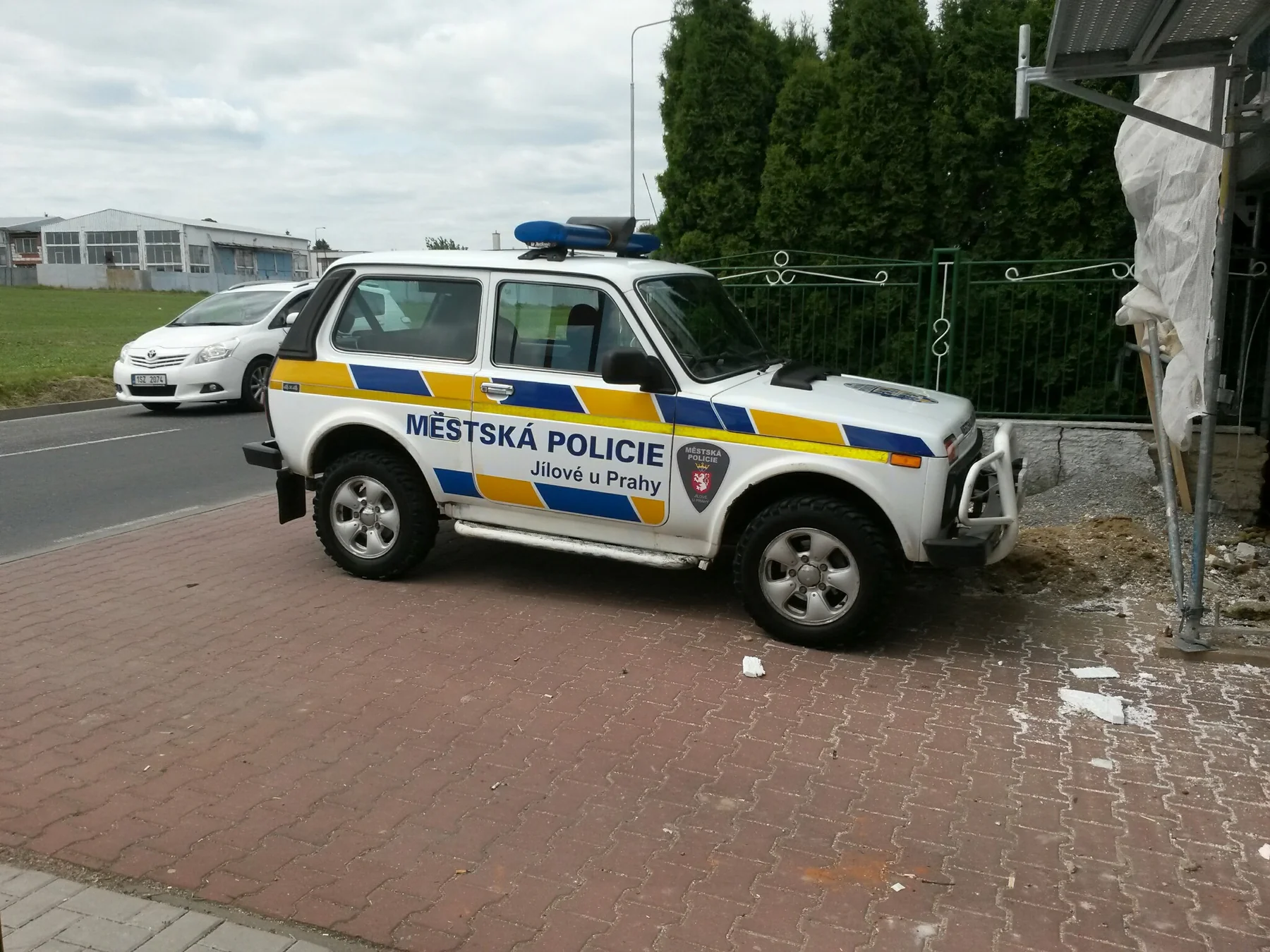 Lada Niva Městské policie Jílové u Prahy v modrožlutém značení zepředu a z boku