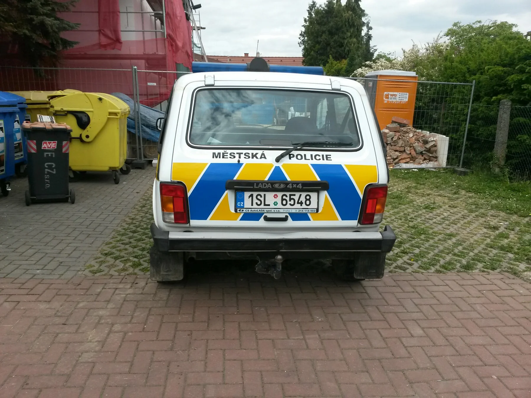 Zadní dveře Lady Niva Jílové s modrými a žlutými diagonálními plochami