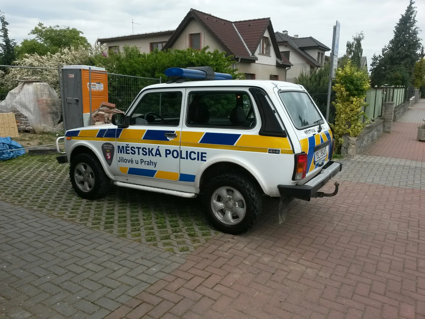 Levý bok Lady Niva s městským znakem a nápisem policie