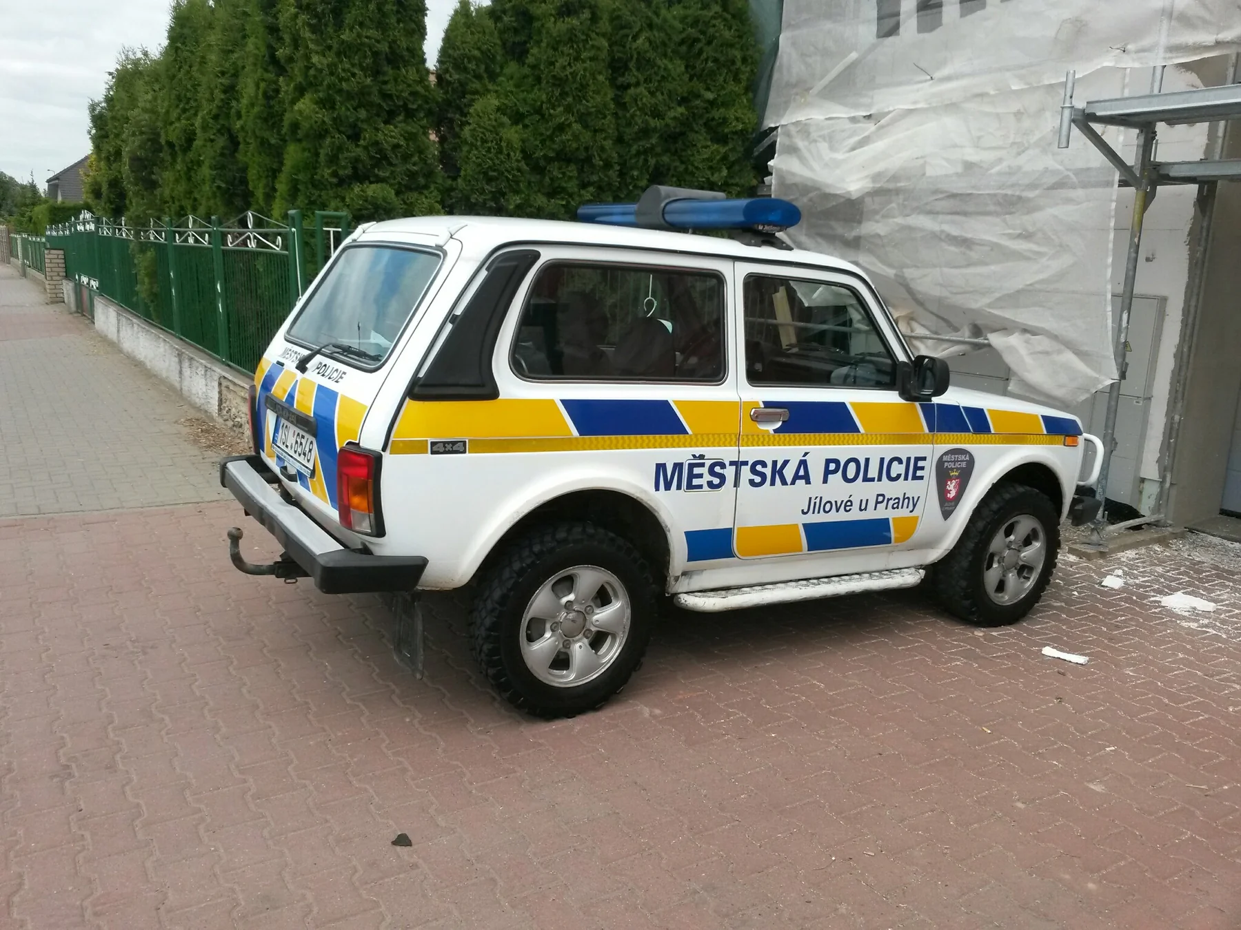 Pravý bok a zadní část Lady Niva s označením Městská policie Jílové
