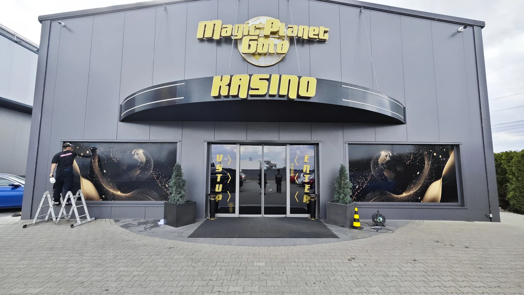 Provozovna Magic Planet s velkoformátovou grafikou na prosklených plochách