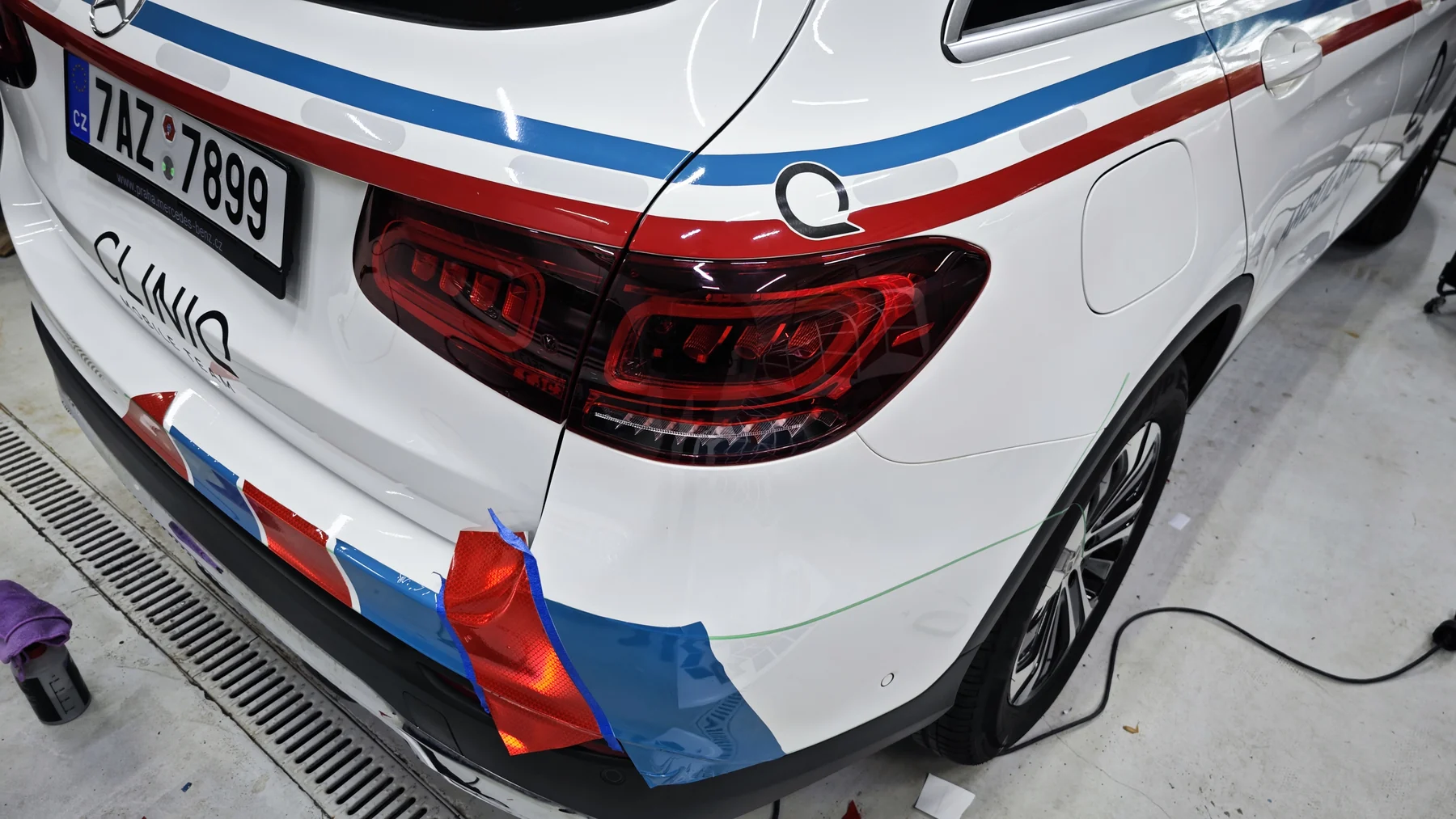 Příprava barevného pruhu na zadní části Mercedesu CLINIQ
