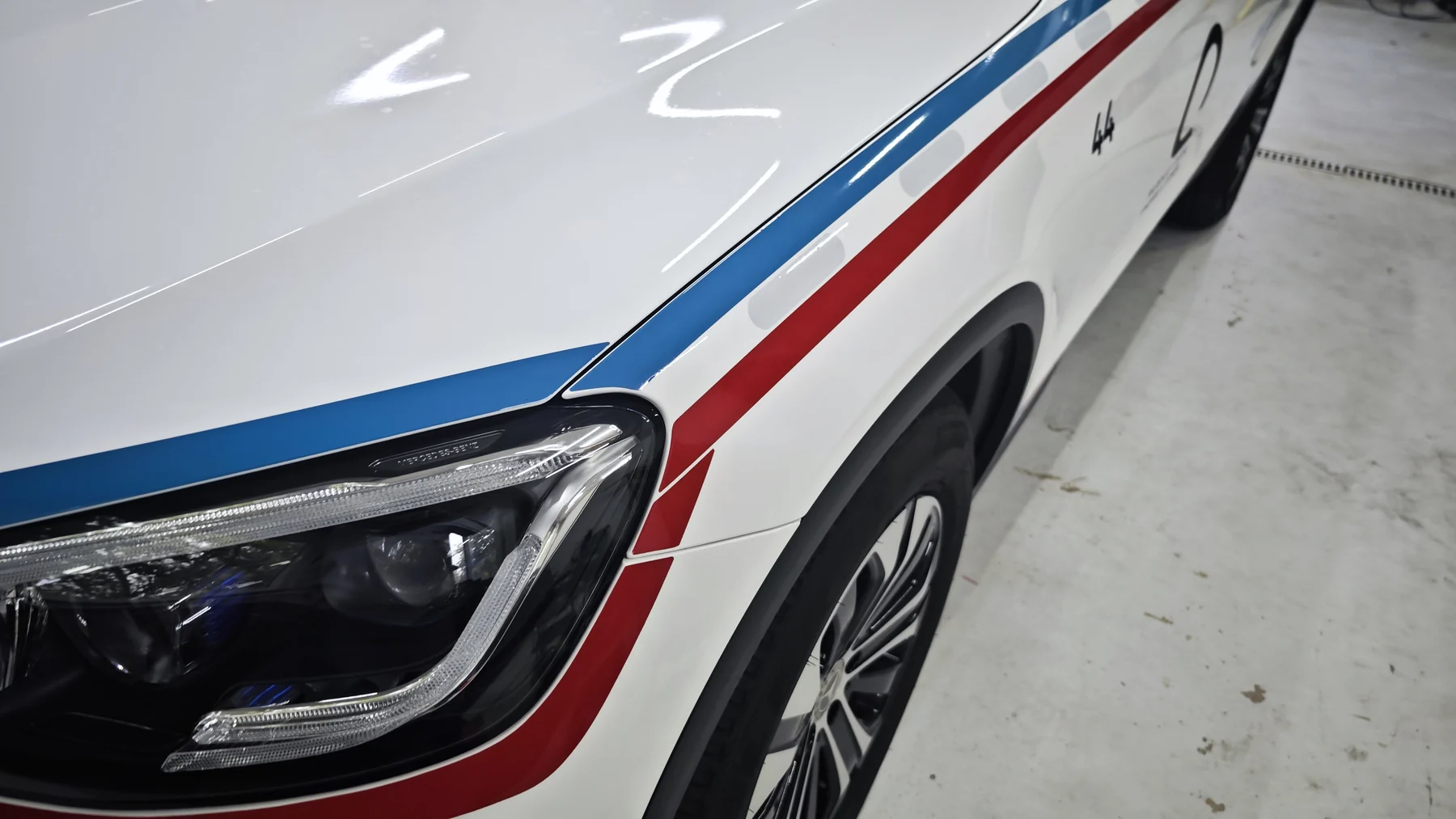 Detail barevné linky a zdravotnického symbolu na Mercedesu