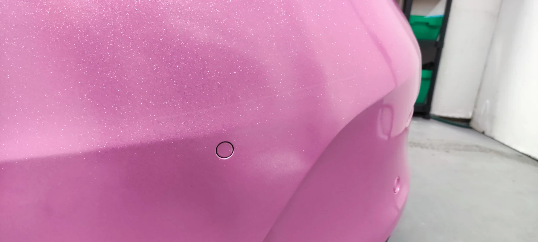 Detail růžového povrchu Mercedesu s jemně třpytivým efektem