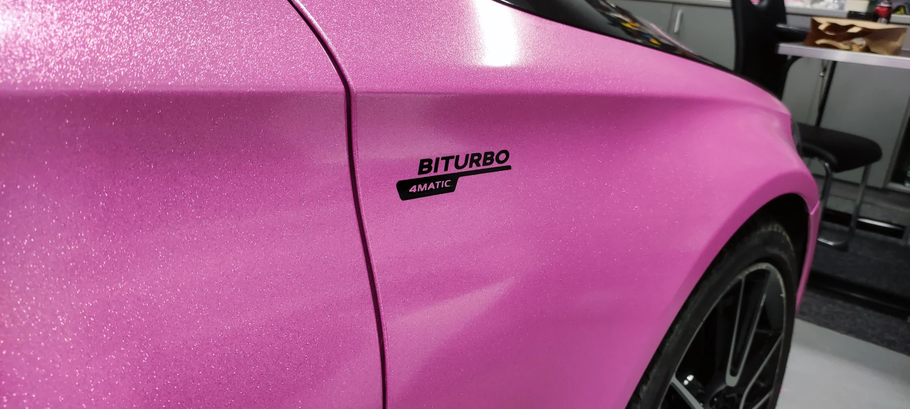 Růžový přední blatník Mercedesu s tmavým označením Biturbo