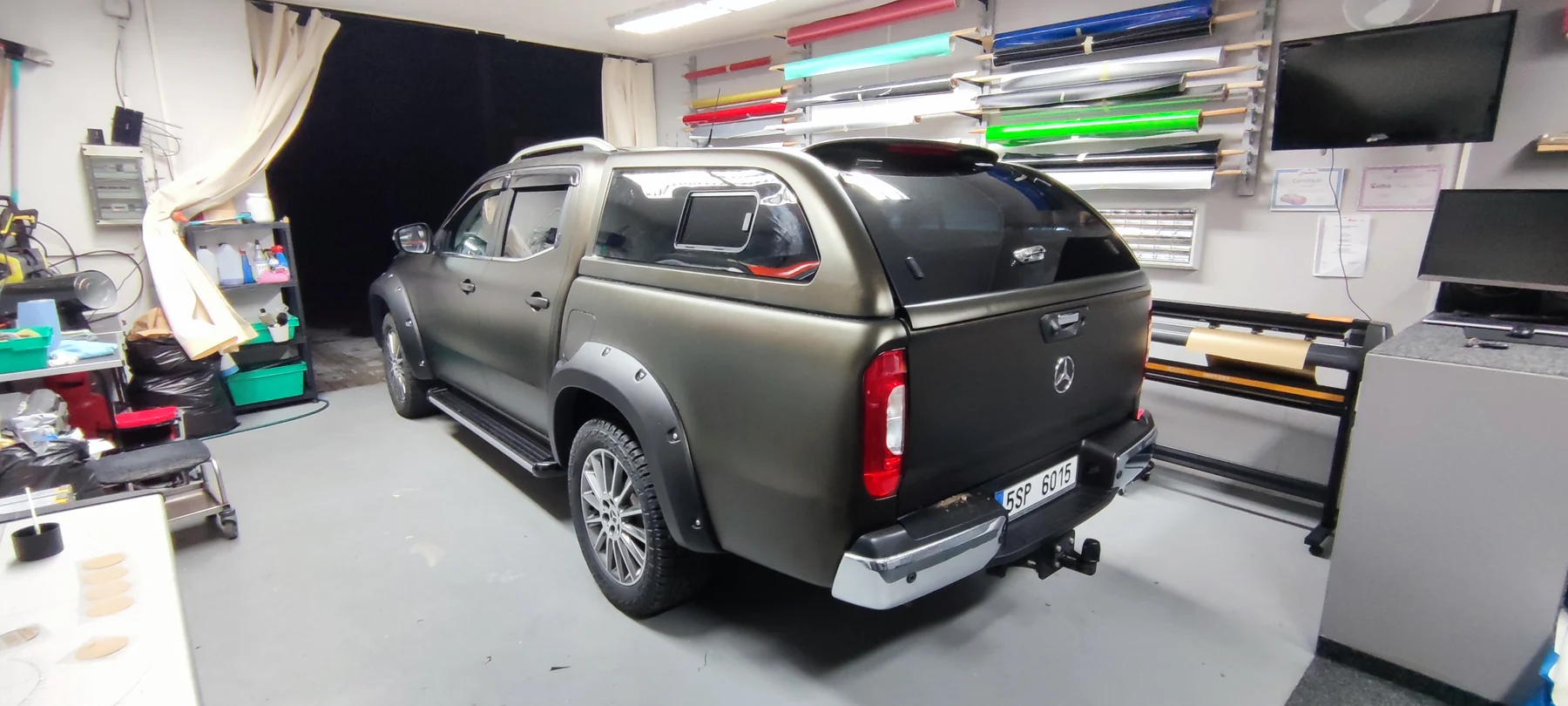 Mercedes pick-up po nasazení barevně sladěného krytu korby v dílně