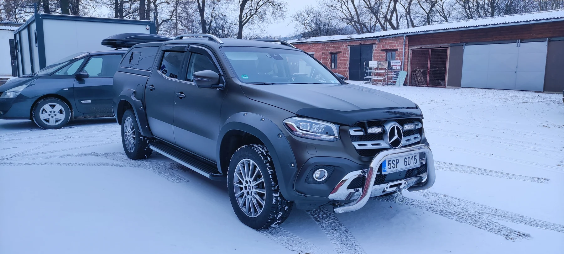 Pick-up Mercedes v matném hnědozeleném celopolepu s krytem korby