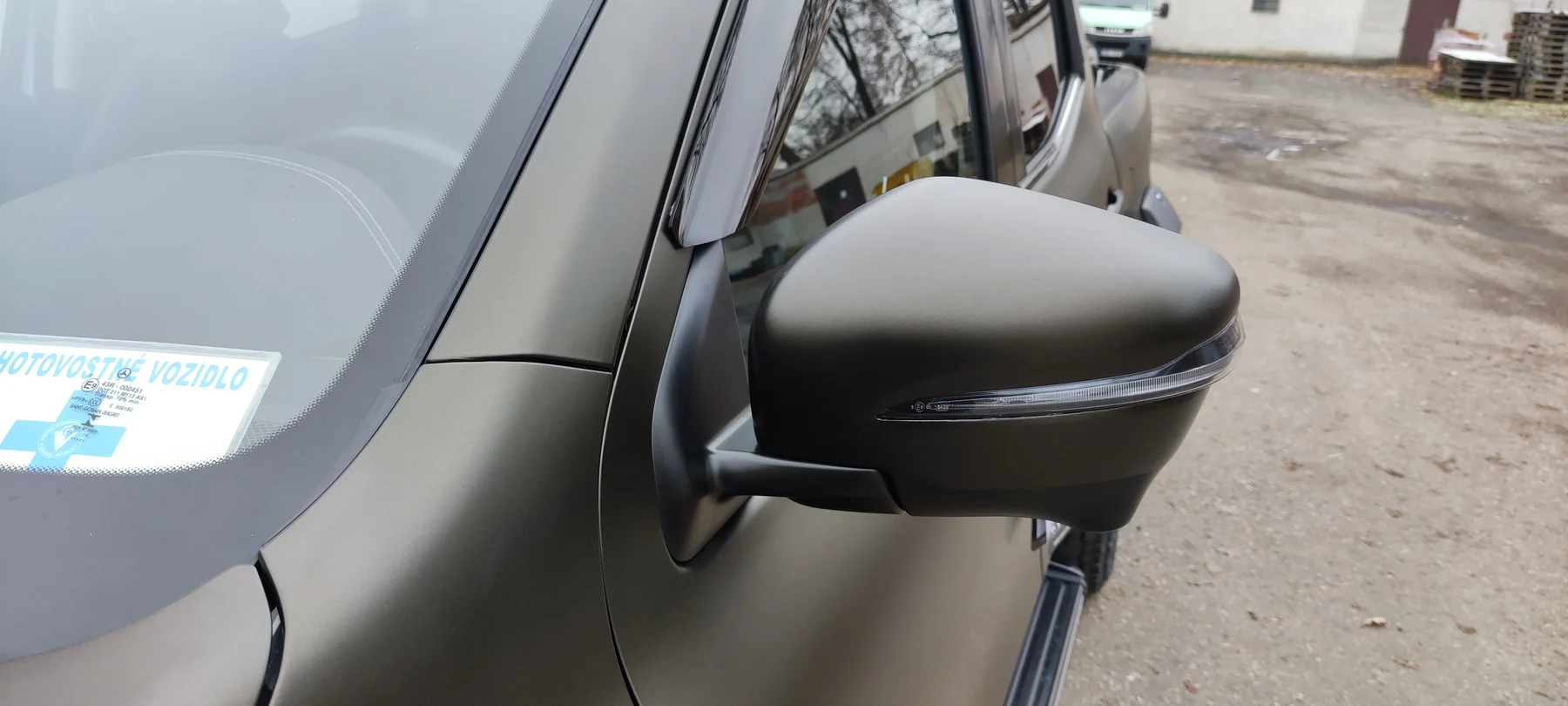 Detail matně polepeného vnějšího zrcátka Mercedesu pick-up
