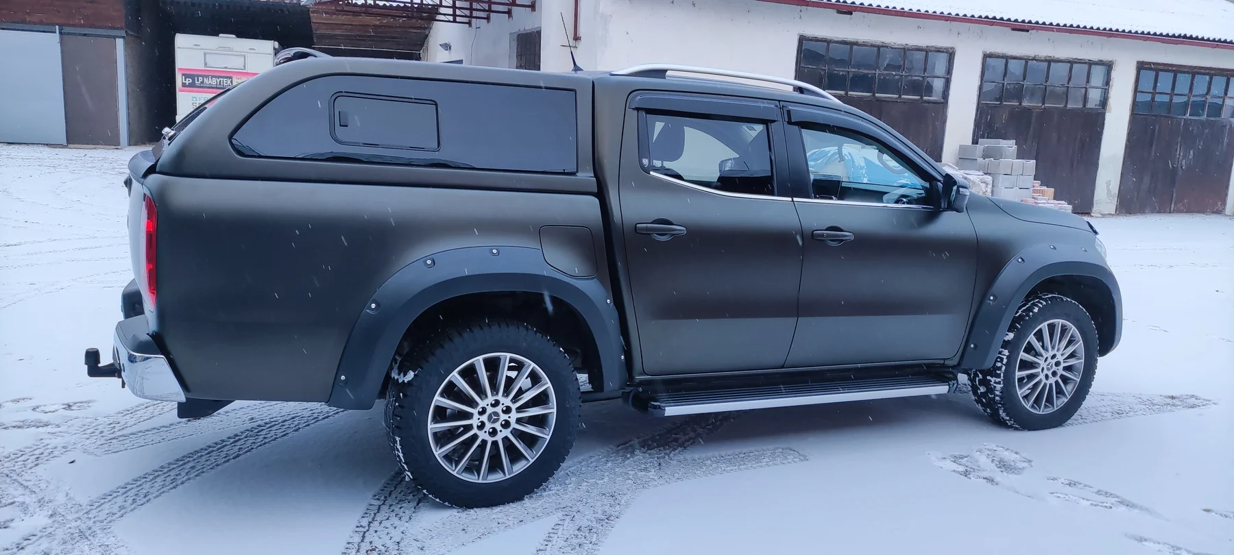 Celý bok matně polepeného Mercedesu pick-up s nasazeným hardtopem
