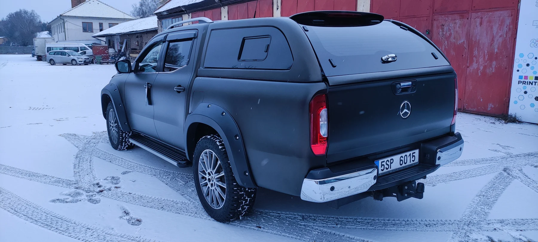 Matný Mercedes pick-up zezadu s krytem korby